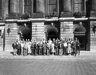 103785 Groepsportret van de leden van de gemeenteraad van de gemeente Utrecht op het bordes van het Stadhuis ...